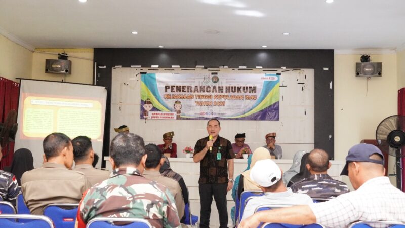 Lewat program Pembinaan Masyarakat Taat Hukum (BINMATKUM), Kejati Kepri menggulirkan Penerangan Hukum bertema “Pencegahan dan Pemberantasan TPPO” di Kantor Kecamatan Tanjungpinang Kota, Jumat (25/07/2025) | f. Kejati Kepri