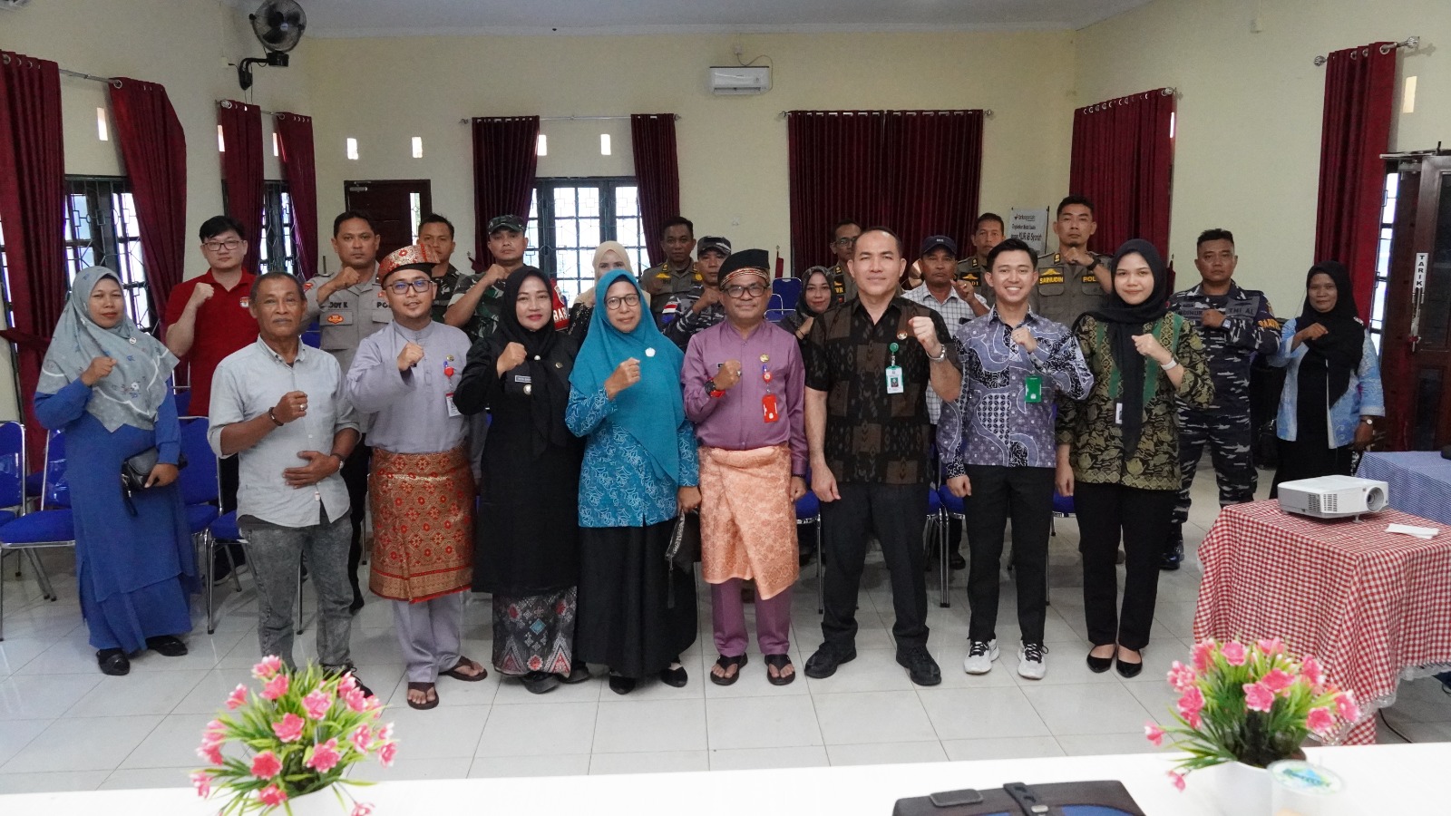 Lewat program Pembinaan Masyarakat Taat Hukum (BINMATKUM), Kejati Kepri menggulirkan Penerangan Hukum bertema “Pencegahan dan Pemberantasan TPPO” di Kantor Kecamatan Tanjungpinang Kota, Jumat (25/07/2025) | f. Kejati Kepri