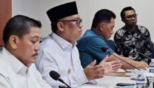 Wakil Gubernur Kepri, Nyanyang Haris Pratamura memimpin Rapat Koordinasi, Konsolidasi dan Operasional Areal Labuh Jangkar Kepulauan Riau di Ruang Rapat Marketing Center, BP Batam, Kamis (24/7/2025) | f. Diskominfo Kepri