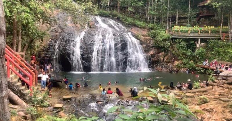 Air terjun resun yang terletak di Desa Resun Kecamatan Lingga Utara | f. Wandy