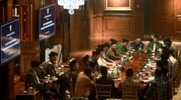 Presiden Prabowo Subianto menerima sejumlah organisasi masyarakat (ormas) Islam Indonesia di kediamannya di Hambalang, Bogor, Jawa Barat, pada Sabtu, 30 Agustus 2025. Foto: BPMI Setpres