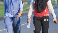 Suci Saftari Tiannara bersama temannya, Warga Dabo Singkep saat jogging di Bukit RSUD Dabo Singkep | f. Red