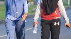 Suci Saftari Tiannara bersama temannya, Warga Dabo Singkep saat jogging di Bukit RSUD Dabo Singkep | f. Red