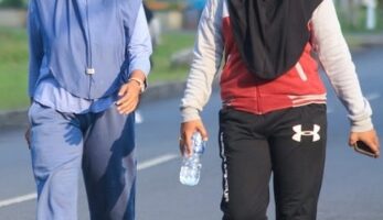 Suci Saftari Tiannara bersama temannya, Warga Dabo Singkep saat jogging di Bukit RSUD Dabo Singkep | f. Red