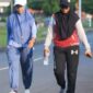 Suci Saftari Tiannara bersama temannya, Warga Dabo Singkep saat jogging di Bukit RSUD Dabo Singkep | f. Red