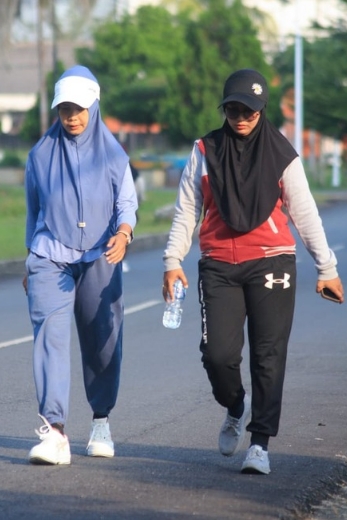 Suci Saftari Tiannara bersama temannya, Warga Dabo Singkep saat jogging di Bukit RSUD Dabo Singkep | f. Red