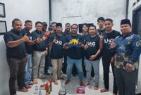 Ketua LMG memegang tumpeng ulang tahun pertama di sekretariat Jalan Telkom, Setajam | f. Red