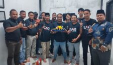 Ketua LMG memegang tumpeng ulang tahun pertama di sekretariat Jalan Telkom, Setajam | f. Red