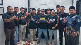Ketua LMG memegang tumpeng ulang tahun pertama di sekretariat Jalan Telkom, Setajam | f. Red