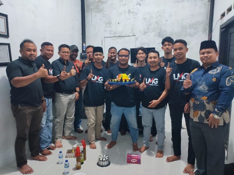 Ketua LMG memegang tumpeng ulang tahun pertama di sekretariat Jalan Telkom, Setajam | f. Red