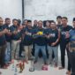 Ketua LMG memegang tumpeng ulang tahun pertama di sekretariat Jalan Telkom, Setajam | f. Red