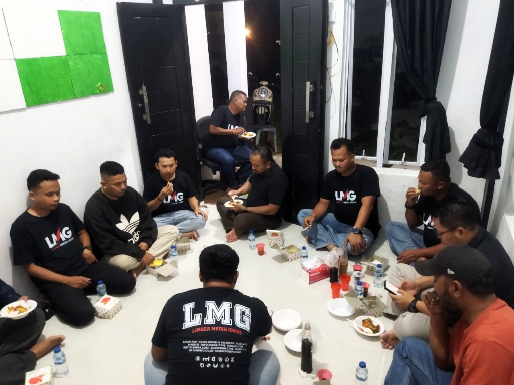 Ketua LMG memotong tumpeng ulang tahun pertama di sekretariat Jalan Telkom, Setajam | f. Red