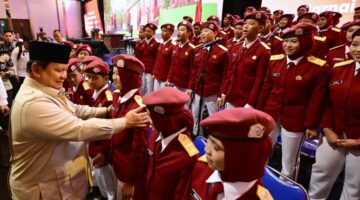 Presiden Prabowo sedang memberikan arahannya kepada para guru dan kepala sekolah Sekolah Rakyat di Jakarta International Expo (JIExpo), Jumat (22/8/2025) | f. BPMI Setpres