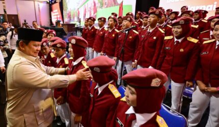 Presiden Prabowo sedang memberikan arahannya kepada para guru dan kepala sekolah Sekolah Rakyat di Jakarta International Expo (JIExpo), Jumat (22/8/2025) | f. BPMI Setpres