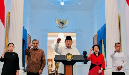 Presiden Prabowo Subianto memberikan keterangannya bersama pimpinan lembaga negara dan ketua umum partai politik di Istana Merdeka, Jakarta, pada Minggu, 31 Agustus 2025. Foto: BPMI Setpres/Kris