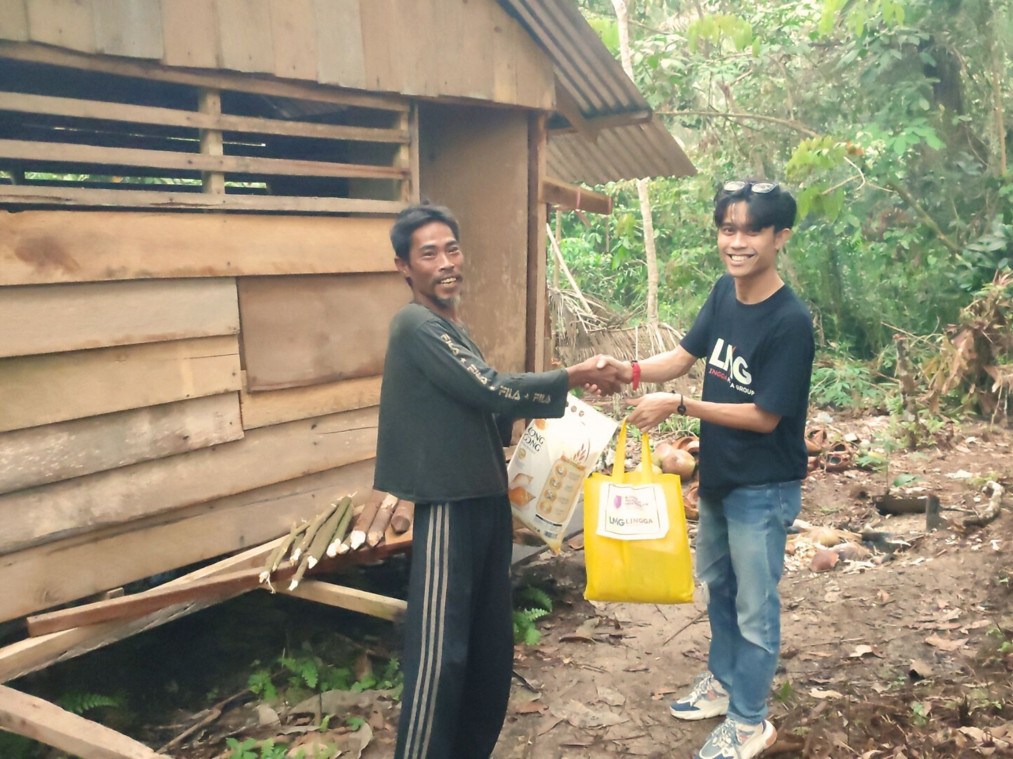 Rayakan Ulang Tahun ke-1, LMG Tebar Puluhan Paket Sembako untuk Lansia dan Warga Kurang Mampu di Singkep | f. Redaksi