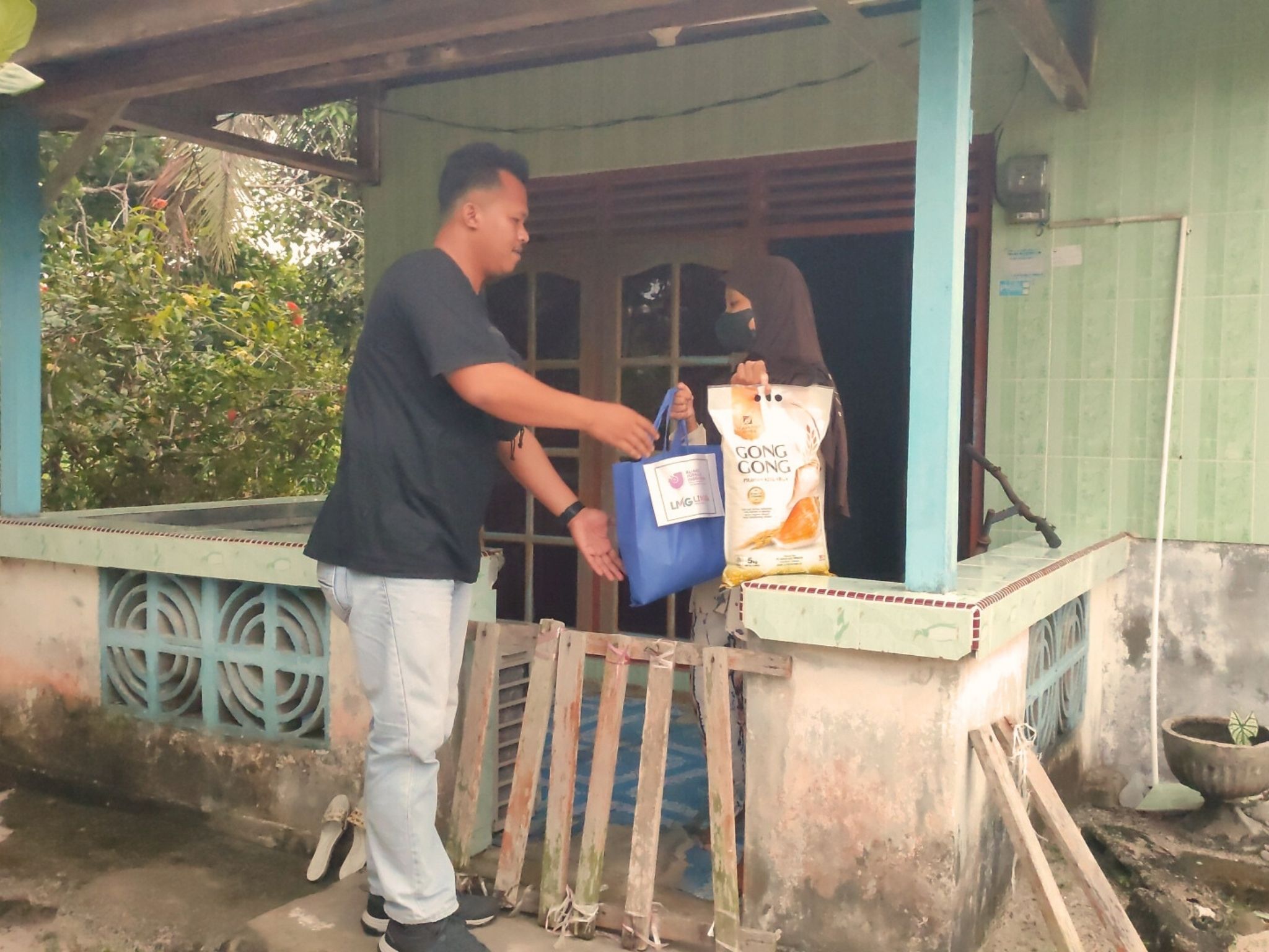 Rayakan Ulang Tahun ke-1, LMG Tebar Puluhan Paket Sembako untuk Lansia dan Warga Kurang Mampu di Singkep | f. Redaksi