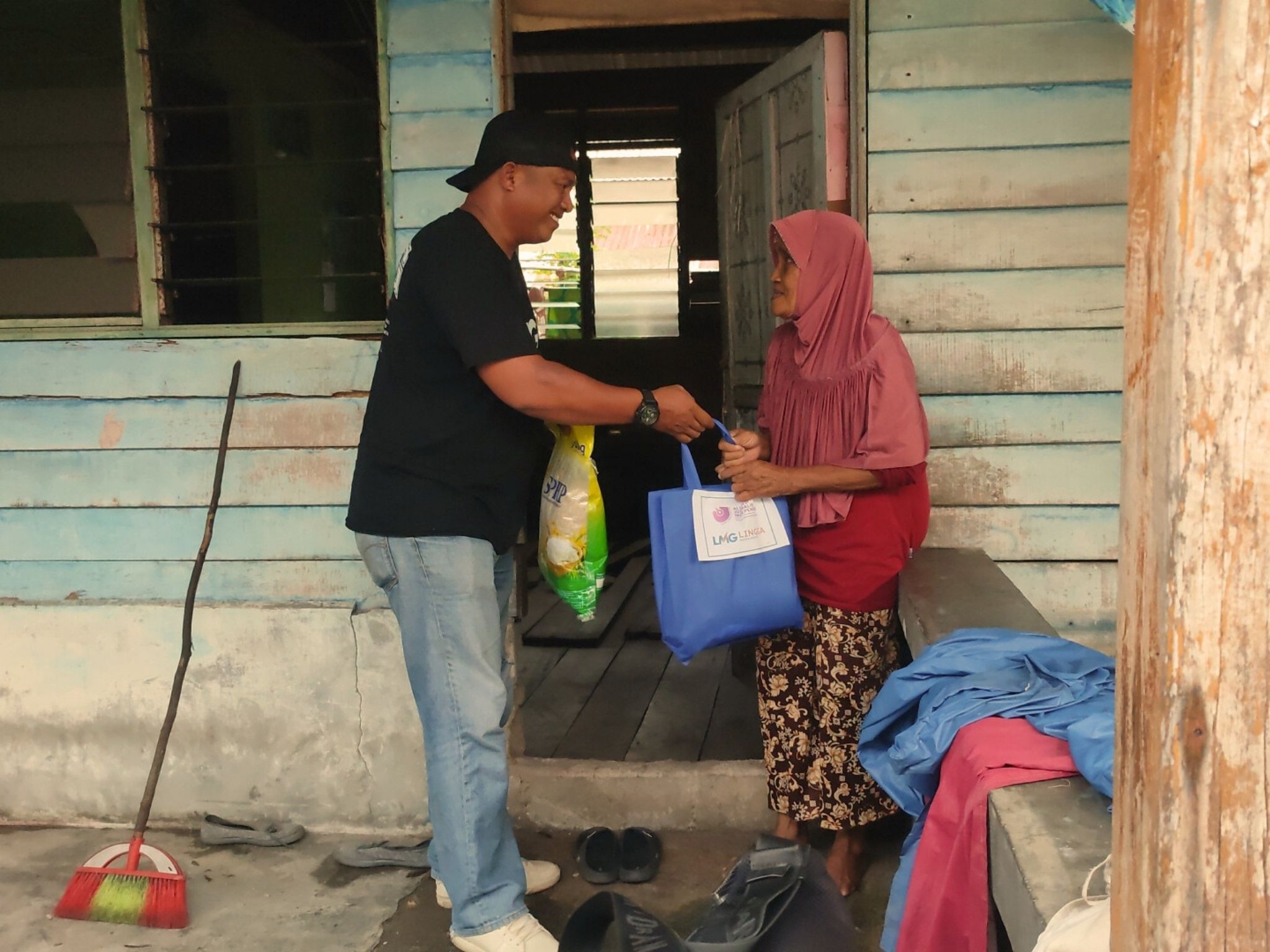 Rayakan Ulang Tahun ke-1, LMG Tebar Puluhan Paket Sembako untuk Lansia dan Warga Kurang Mampu di Singkep | f. Redaksi