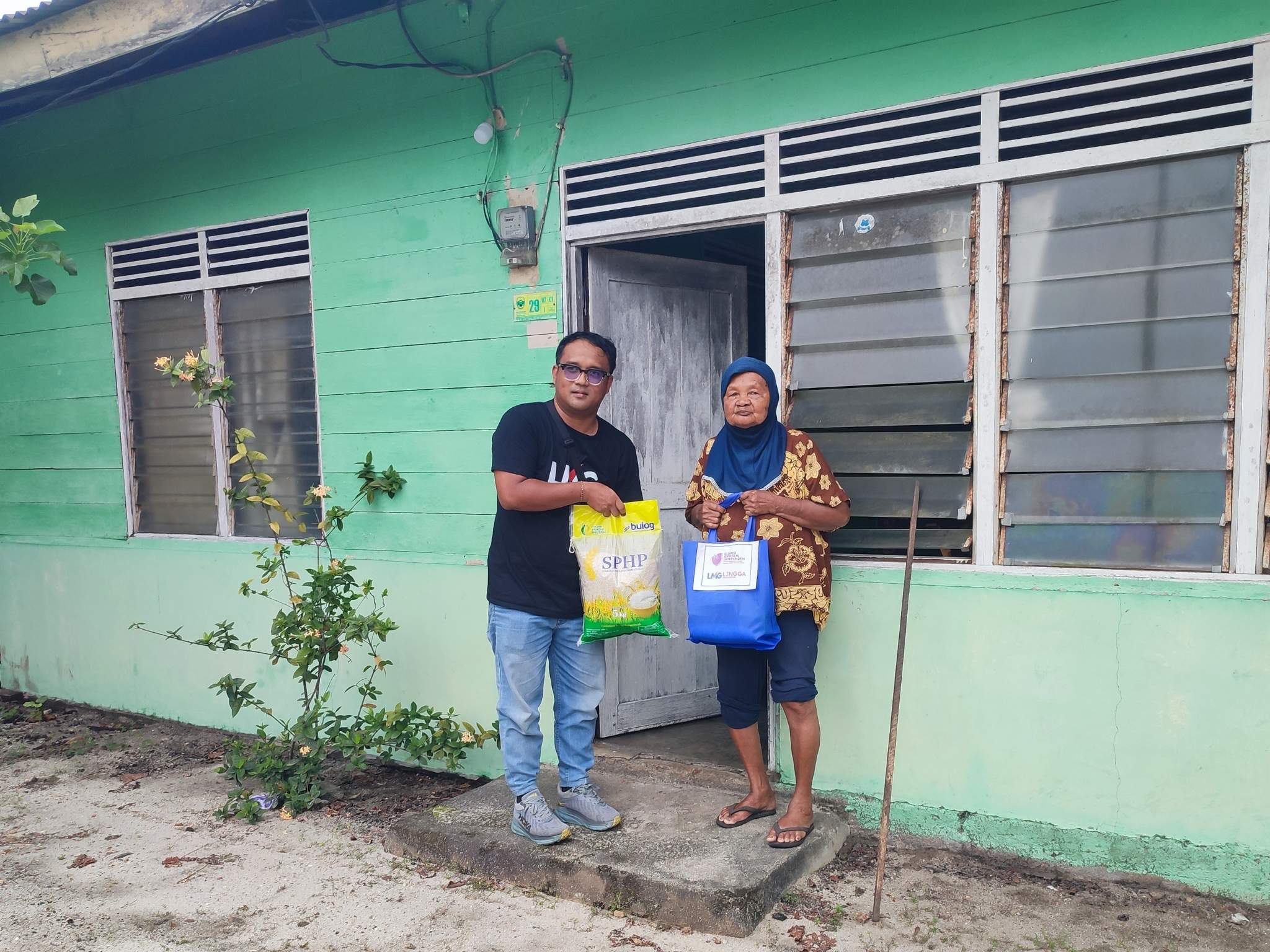 Rayakan Ulang Tahun ke-1, LMG Tebar Puluhan Paket Sembako untuk Lansia dan Warga Kurang Mampu di Singkep | f. Redaksi