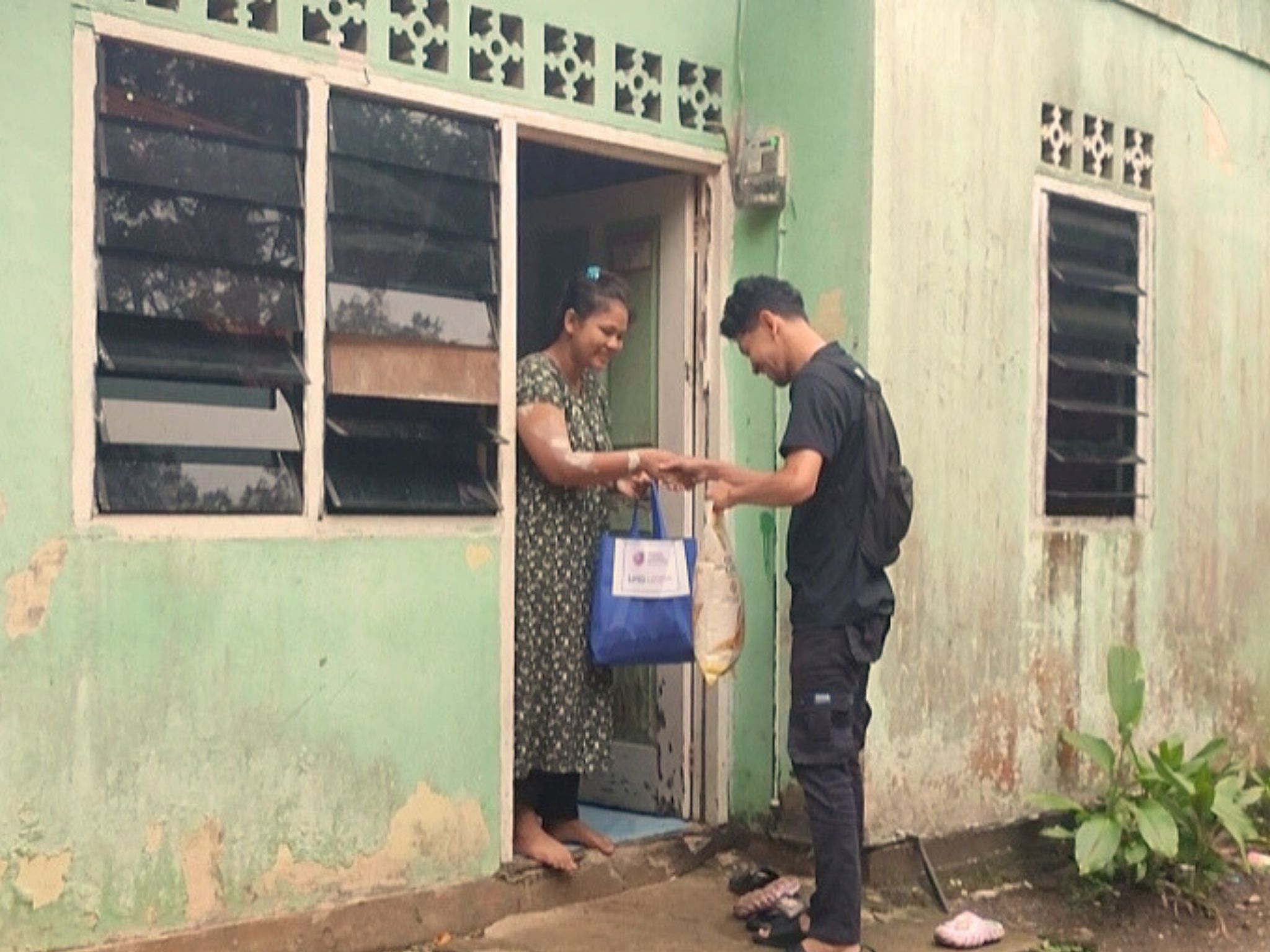 Rayakan Ulang Tahun ke-1, LMG Tebar Puluhan Paket Sembako untuk Lansia dan Warga Kurang Mampu di Singkep | f. Redaksi