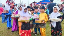 Ribuan Peserta Meriahkan Pawai Pembangunan HUT RI ke-80 di Kota Dabo Singkep | f. Cahyo