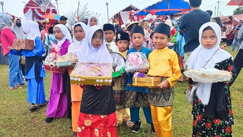Ribuan Peserta Meriahkan Pawai Pembangunan HUT RI ke-80 di Kota Dabo Singkep | f. Cahyo