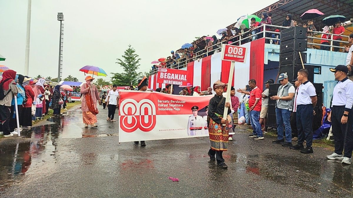 Ribuan Peserta Meriahkan Pawai Pembangunan HUT RI ke-80 di Kota Dabo Singkep | f. Cahyo