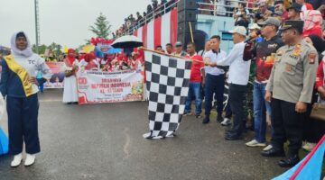 Wabup Lingga Novrizal Lepas Ribuan Peserta Pawai Pembangunan, Hujan Gerimis Tak Surutkan Semangat Merdeka | f. Cahyo