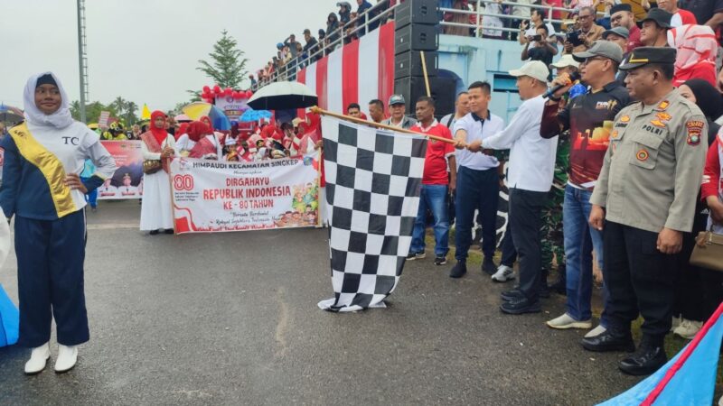 Wabup Lingga Novrizal Lepas Ribuan Peserta Pawai Pembangunan, Hujan Gerimis Tak Surutkan Semangat Merdeka | f. Cahyo