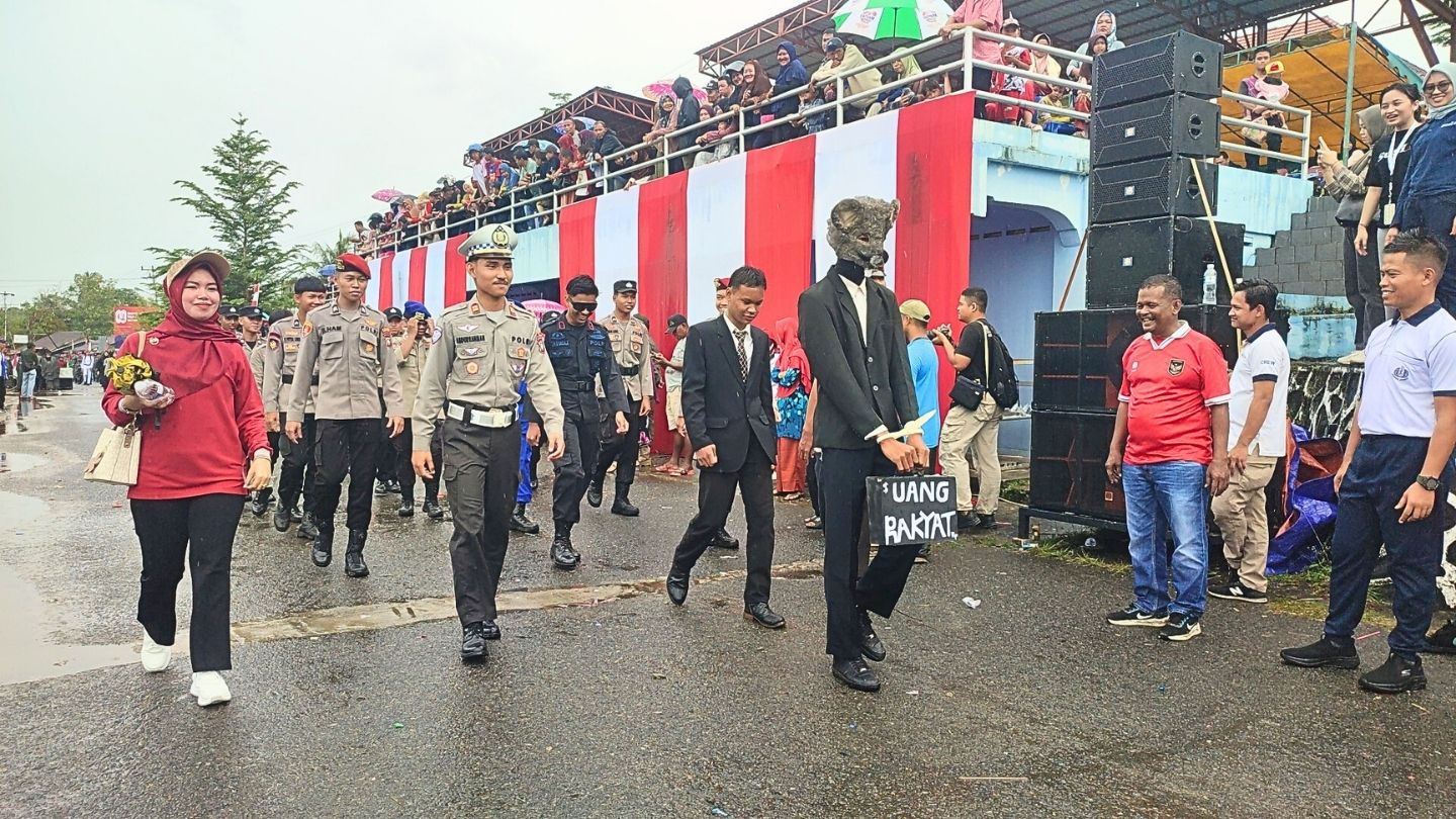 Wabup Lingga Novrizal Lepas Ribuan Peserta Pawai Pembangunan, Hujan Gerimis Tak Surutkan Semangat Merdeka | f. Cahyo