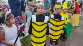 Anak-Anak Berkostum Lucu dan Menggemaskan Jadi Pusat Perhatian di Pawai Pembangunan HUT RI ke-80 Dabo Singkep | f. Cahyo