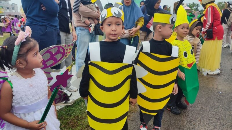 Anak-Anak Berkostum Lucu dan Menggemaskan Jadi Pusat Perhatian di Pawai Pembangunan HUT RI ke-80 Dabo Singkep | f. Cahyo