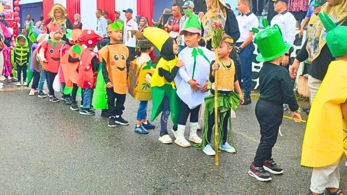 Anak-Anak Berkostum Lucu dan Menggemaskan Jadi Pusat Perhatian di Pawai Pembangunan HUT RI ke-80 Dabo Singkep | f. Cahyo