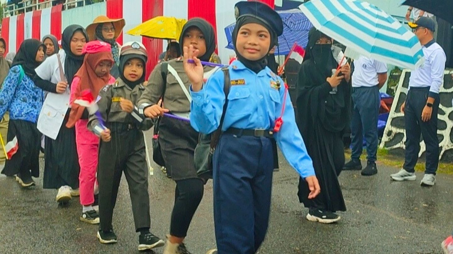 Anak-Anak Berkostum Lucu dan Menggemaskan Jadi Pusat Perhatian di Pawai Pembangunan HUT RI ke-80 Dabo Singkep | f. Cahyo