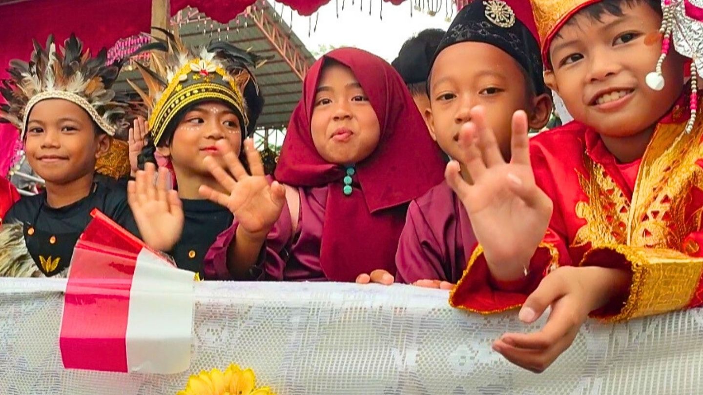 Anak-Anak Berkostum Lucu dan Menggemaskan Jadi Pusat Perhatian di Pawai Pembangunan HUT RI ke-80 Dabo Singkep | f. Cahyo