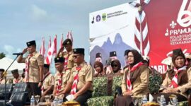 Komandan Pangkalan TNI Angkatan Laut (Danlanal) Dabo Singkep, Letkol Laut (P) Hendro Wicaksono, M.Tr. Opsla., memimpin langsung jalannya Upacara Hari Pramuka ke-64 yang dilaksanakan di Lapangan Implasemen Dabo, Sabtu (23/08/2025) | f. Pen Lanal Dabo Singkep