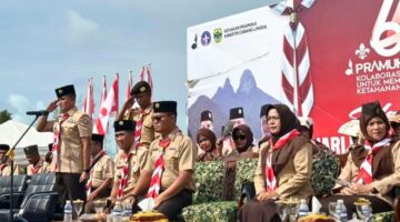 Komandan Pangkalan TNI Angkatan Laut (Danlanal) Dabo Singkep, Letkol Laut (P) Hendro Wicaksono, M.Tr. Opsla., memimpin langsung jalannya Upacara Hari Pramuka ke-64 yang dilaksanakan di Lapangan Implasemen Dabo, Sabtu (23/08/2025) | f. Pen Lanal Dabo Singkep
