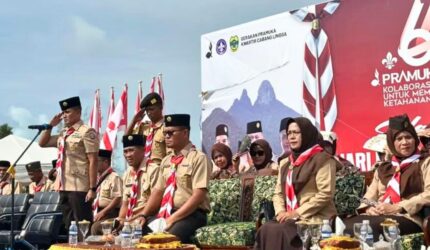 Komandan Pangkalan TNI Angkatan Laut (Danlanal) Dabo Singkep, Letkol Laut (P) Hendro Wicaksono, M.Tr. Opsla., memimpin langsung jalannya Upacara Hari Pramuka ke-64 yang dilaksanakan di Lapangan Implasemen Dabo, Sabtu (23/08/2025) | f. Pen Lanal Dabo Singkep