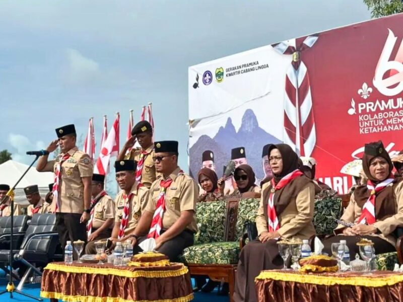 Komandan Pangkalan TNI Angkatan Laut (Danlanal) Dabo Singkep, Letkol Laut (P) Hendro Wicaksono, M.Tr. Opsla., memimpin langsung jalannya Upacara Hari Pramuka ke-64 yang dilaksanakan di Lapangan Implasemen Dabo, Sabtu (23/08/2025) | f. Pen Lanal Dabo Singkep