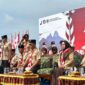 Komandan Pangkalan TNI Angkatan Laut (Danlanal) Dabo Singkep, Letkol Laut (P) Hendro Wicaksono, M.Tr. Opsla., memimpin langsung jalannya Upacara Hari Pramuka ke-64 yang dilaksanakan di Lapangan Implasemen Dabo, Sabtu (23/08/2025) | f. Pen Lanal Dabo Singkep