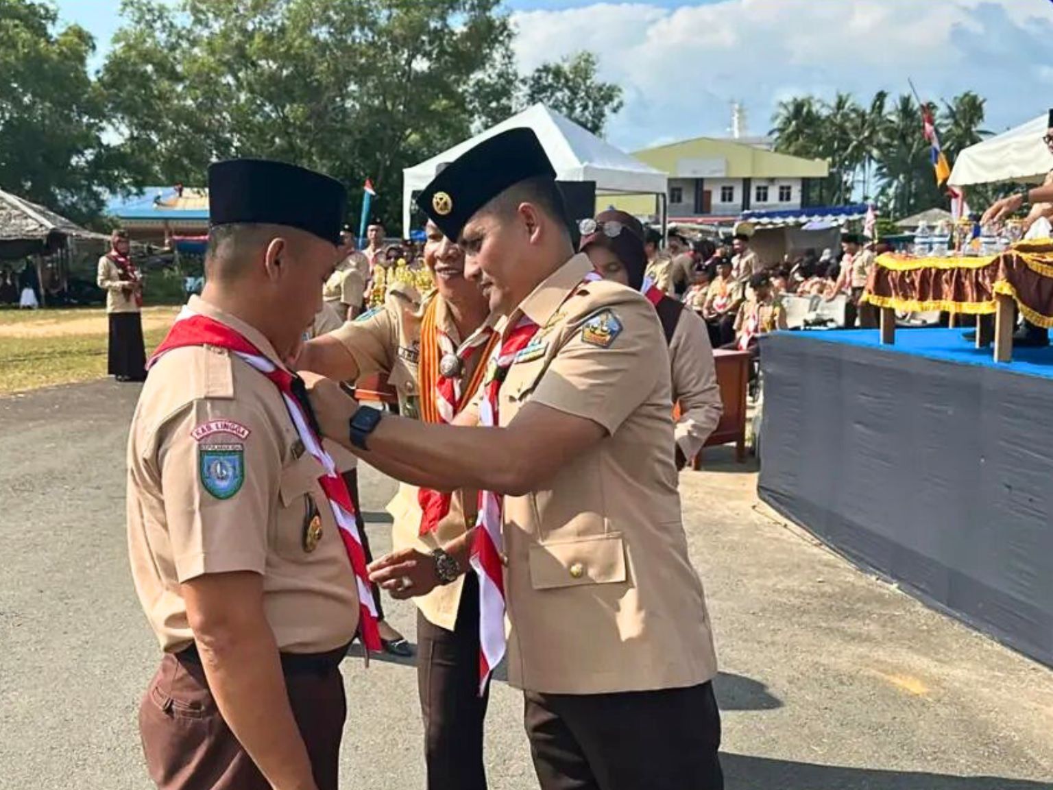 Komandan Pangkalan TNI Angkatan Laut (Danlanal) Dabo Singkep, Letkol Laut (P) Hendro Wicaksono, M.Tr. Opsla., memimpin langsung jalannya Upacara Hari Pramuka ke-64 yang dilaksanakan di Lapangan Implasemen Dabo, Sabtu (23/08/2025) | f. Pen Lanal Dabo Singkep
