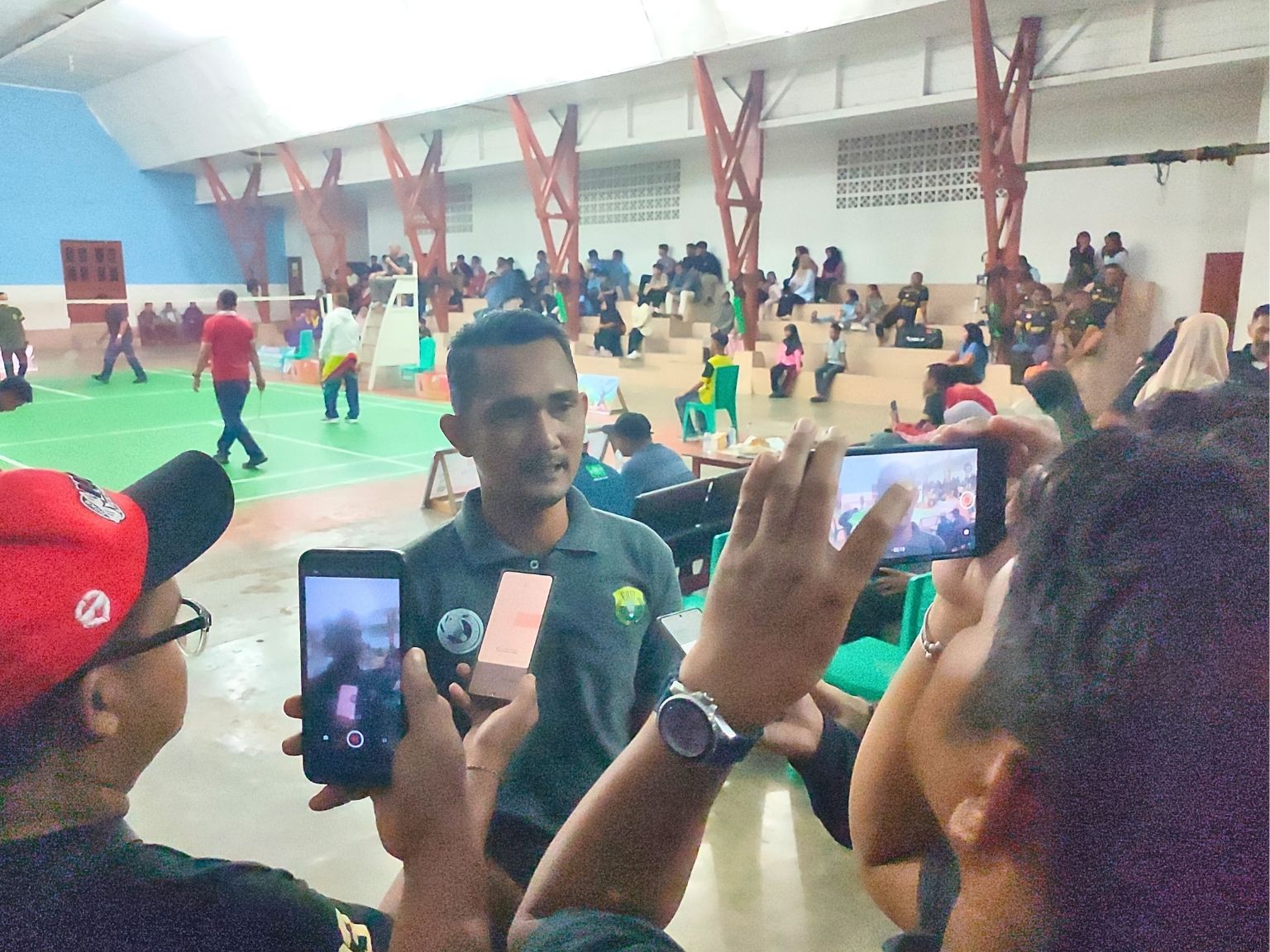 Ketua Panitia Turnamen Bulu tangkis Dabo Master 3 saat diwawancara rekan media | f. Cahyo