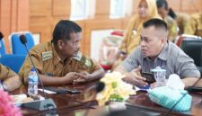 Kadisperindagkop Lingga saat mengikuti rapat bersama Bupati Lingga | f. Diskominfo Lingga