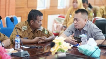 Kadisperindagkop Lingga saat mengikuti rapat bersama Bupati Lingga | f. Diskominfo Lingga