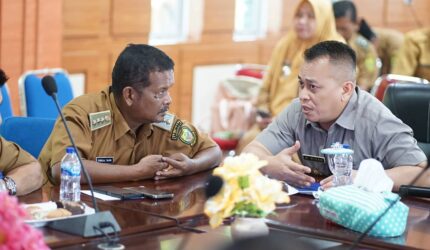 Kadisperindagkop Lingga saat mengikuti rapat bersama Bupati Lingga | f. Diskominfo Lingga