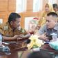 Kadisperindagkop Lingga saat mengikuti rapat bersama Bupati Lingga | f. Diskominfo Lingga