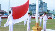 Hujan Membasahi, Semangat Tak Padam: Upacara HUT RI ke-80 di Dabo Singkep Penuh Haru dan Kebanggaan | f. Arnel