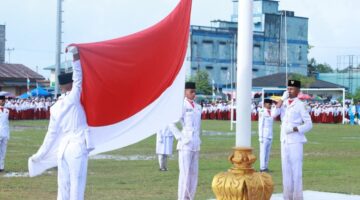 Hujan Membasahi, Semangat Tak Padam: Upacara HUT RI ke-80 di Dabo Singkep Penuh Haru dan Kebanggaan | f. Arnel
