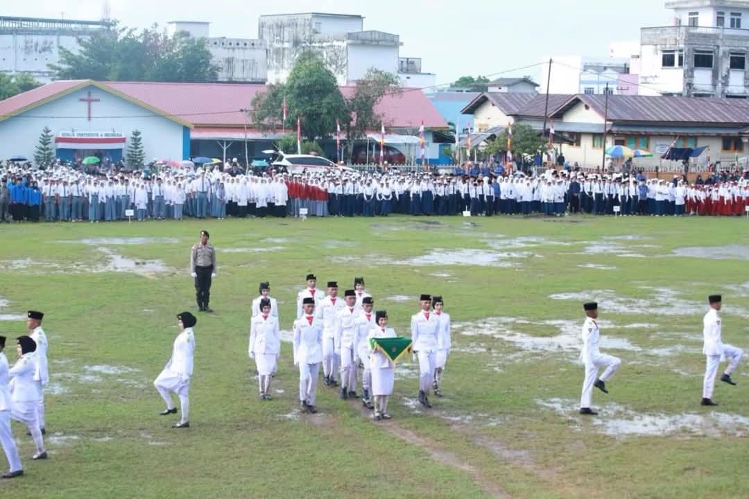 Hujan Membasahi, Semangat Tak Padam: Upacara HUT RI ke-80 di Dabo Singkep Penuh Haru dan Kebanggaan | f. Hendri