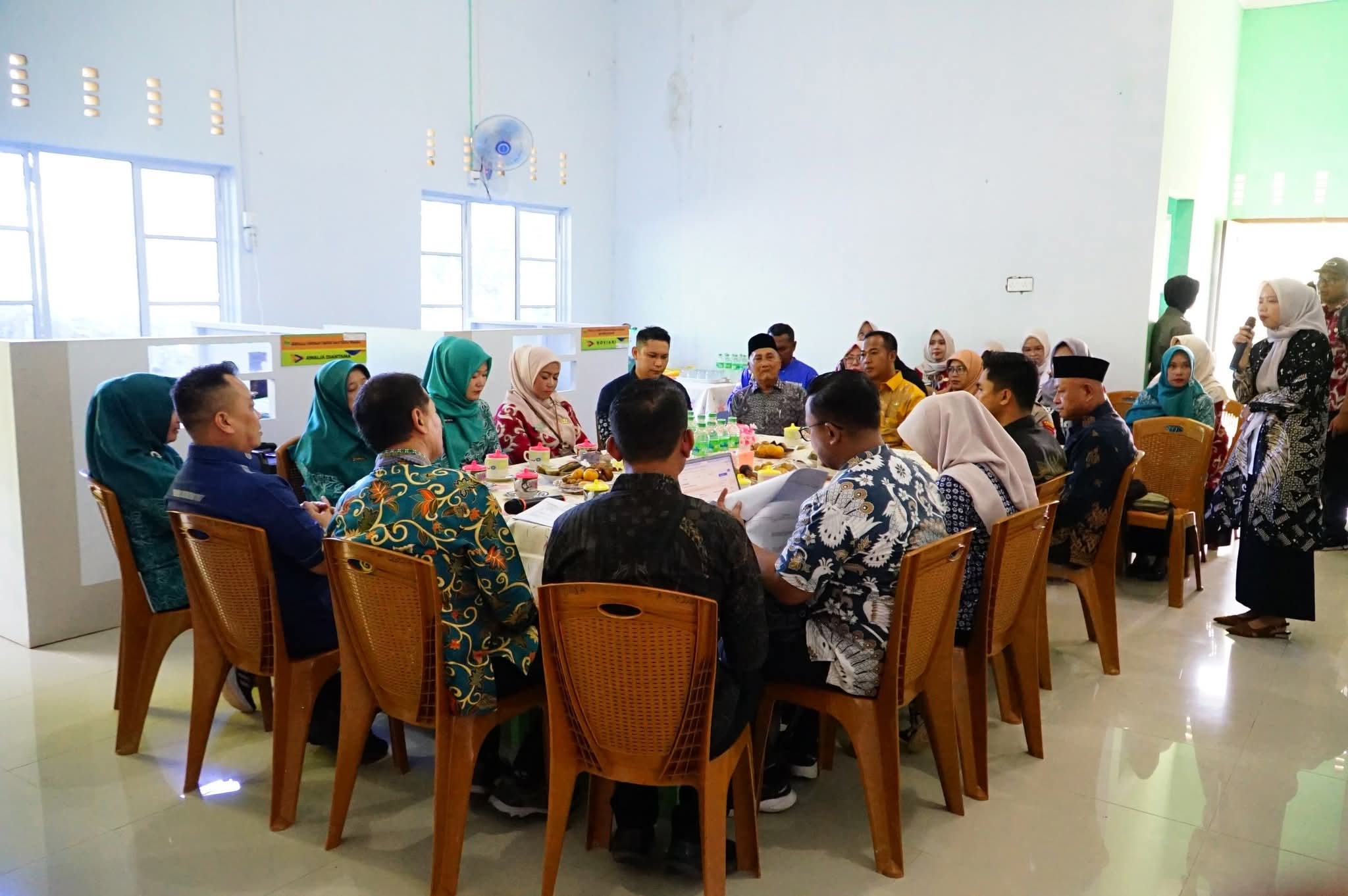 Desa Rantau Panjang Masuk 15 Besar Nasional Penurunan Stunting, Bupati Nizar Dampingi Tim Verifikasi | f. Diskominfo Lingga